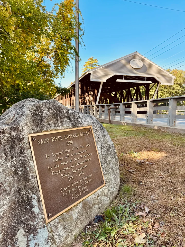 Informationstafel an der historischen überdachten Brücke in Conway