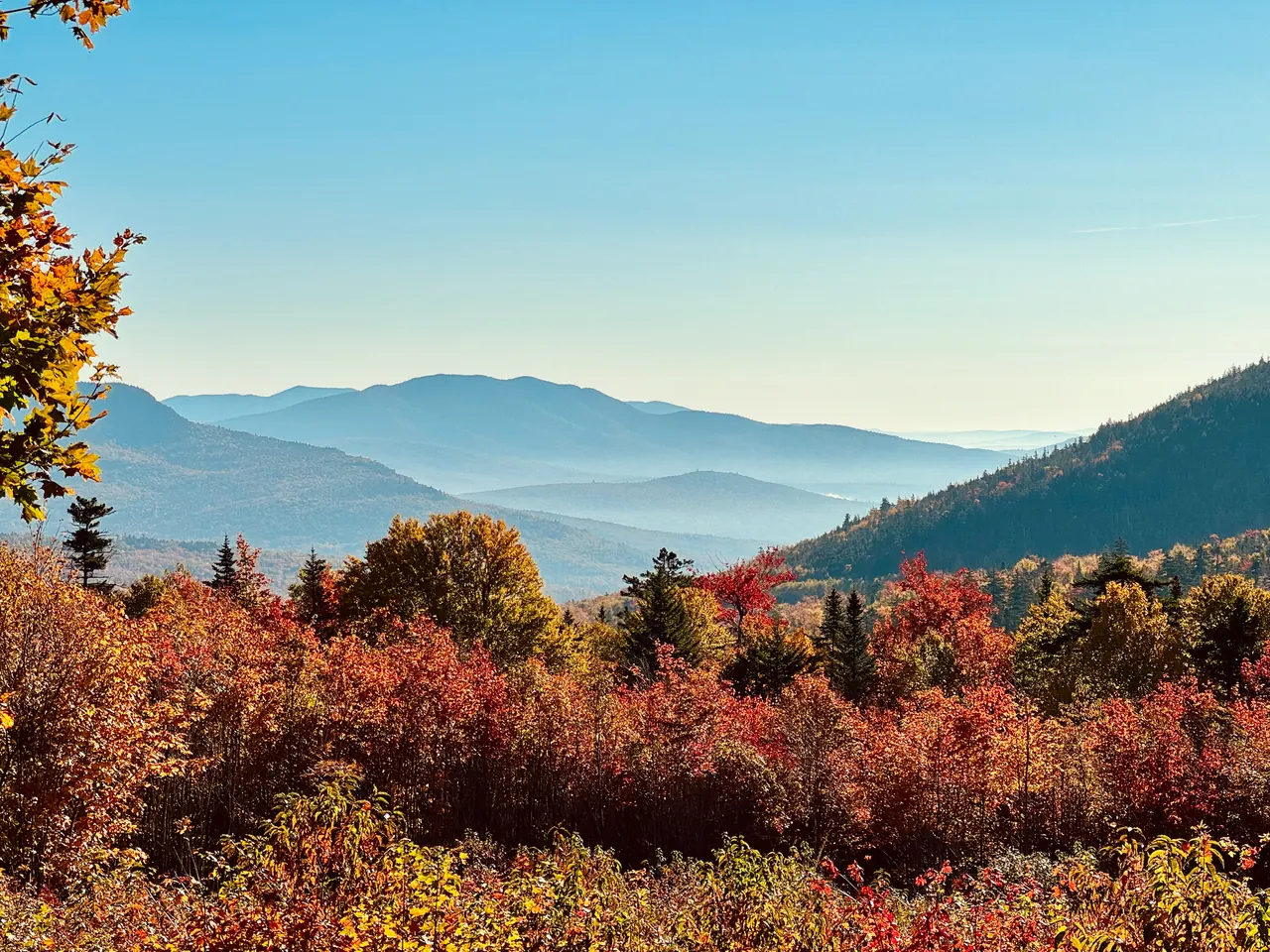 Herbstlich gefärbter Wald und Bergketten am Kancamagus Highway