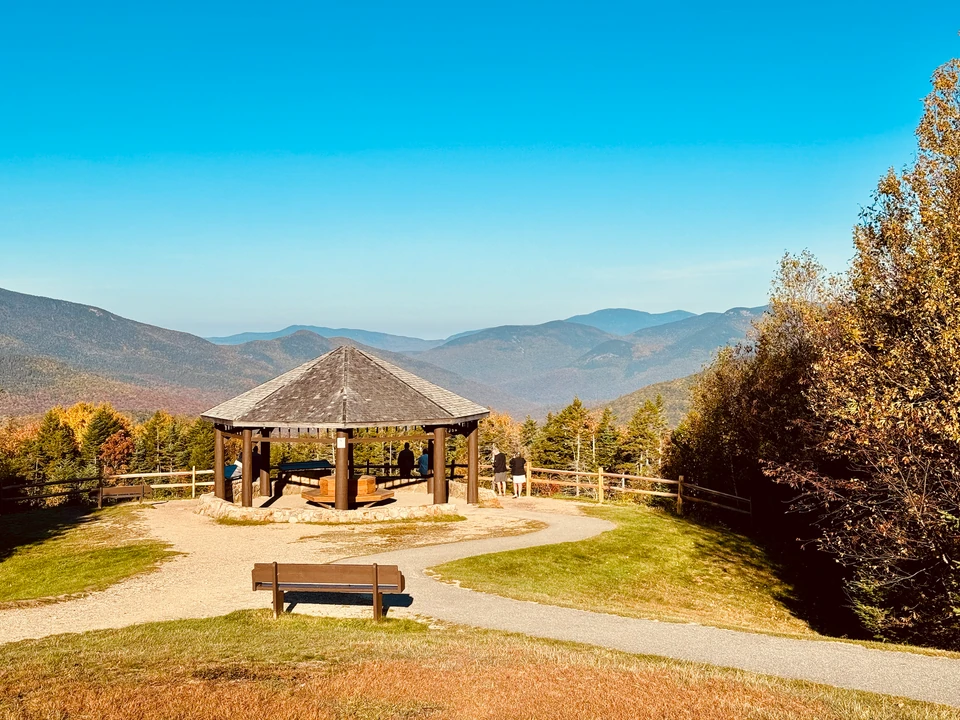 Aussichtspunkt mit Pavillon und Bergkulisse am Pemigewasset Overlook