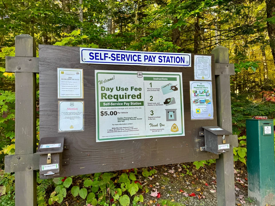 Self-Service-Passstation am Parkplatz der Sabbaday Falls im Herbst 2023