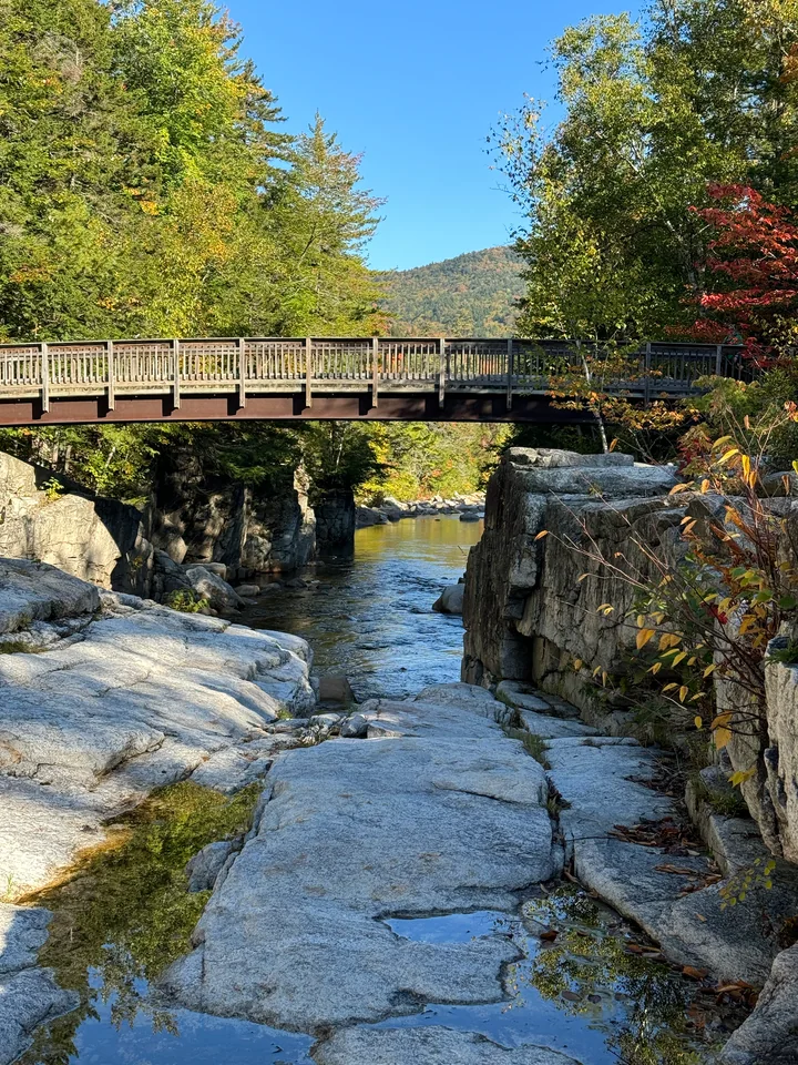 Fußbrücke über die schmale Felsrinne des Swift River bei Rocky Gorge