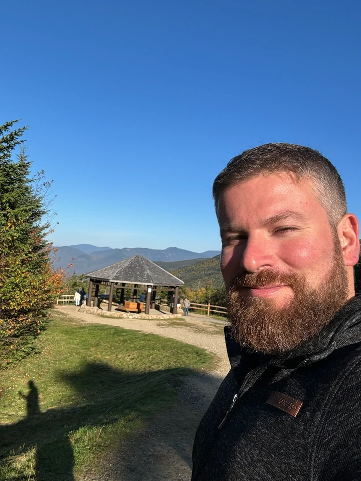 Tobias am Pemigewasset Overlook vor den Bergen der White Mountains