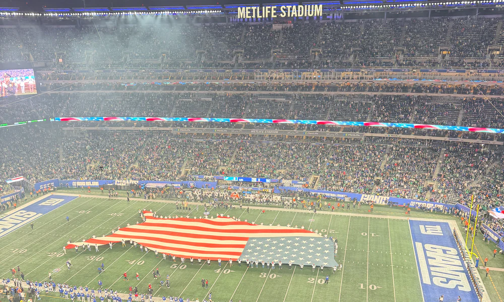 Blick von den oberen Rängen auf das Spielfeld des MetLife Stadium vor dem Spiel