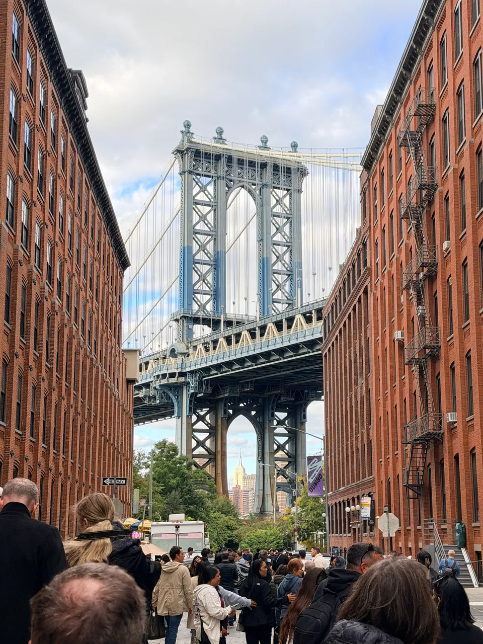 Manhattan Bridge zwischen den Backsteinfassaden an der Washington Street in DUMBO