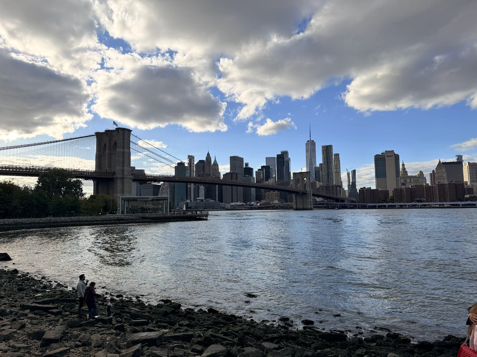 Blick vom Ufer in DUMBO über den East River auf die Manhattan-Skyline