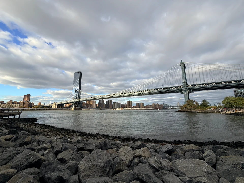 Steiniges East-River-Ufer mit Blick auf die Manhattan Bridge