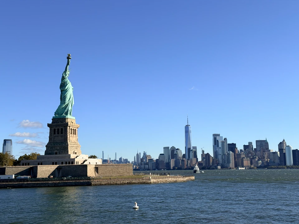 Freiheitsstatue und Manhattan-Skyline bei der Anfahrt über den Hafen