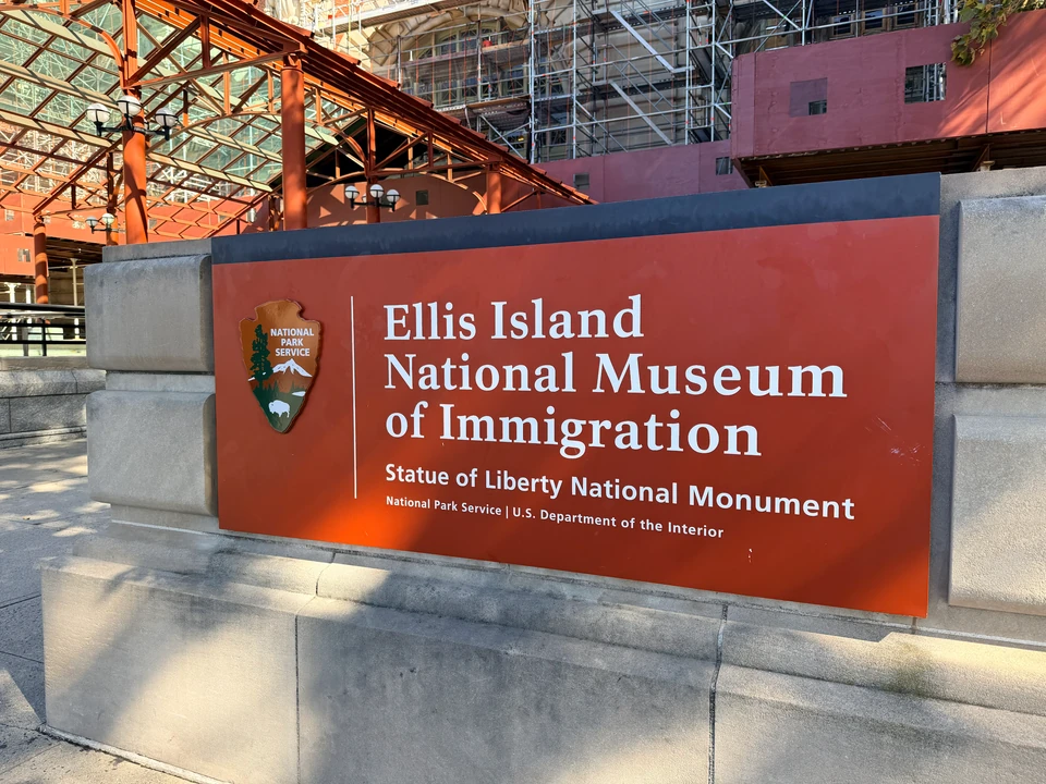 Eingangsschild des Ellis Island National Museum of Immigration
