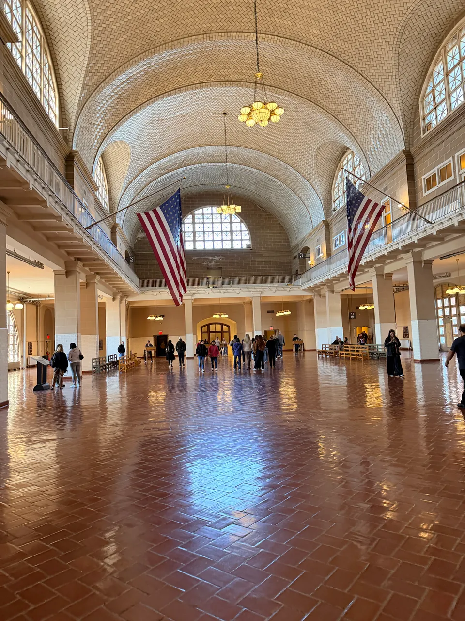 Gewölbedecke und Flaggen in der großen Halle des Einwanderungsmuseums auf Ellis Island