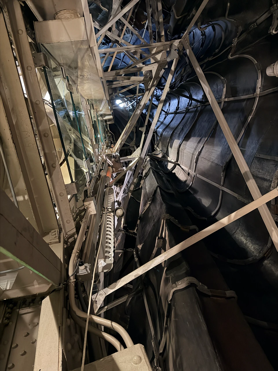 Schmale Treppe und Stahlkonstruktion im Inneren der Freiheitsstatue