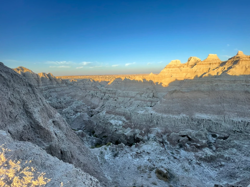 Warme Abendsonne auf den oberen Felskanten der Badlands