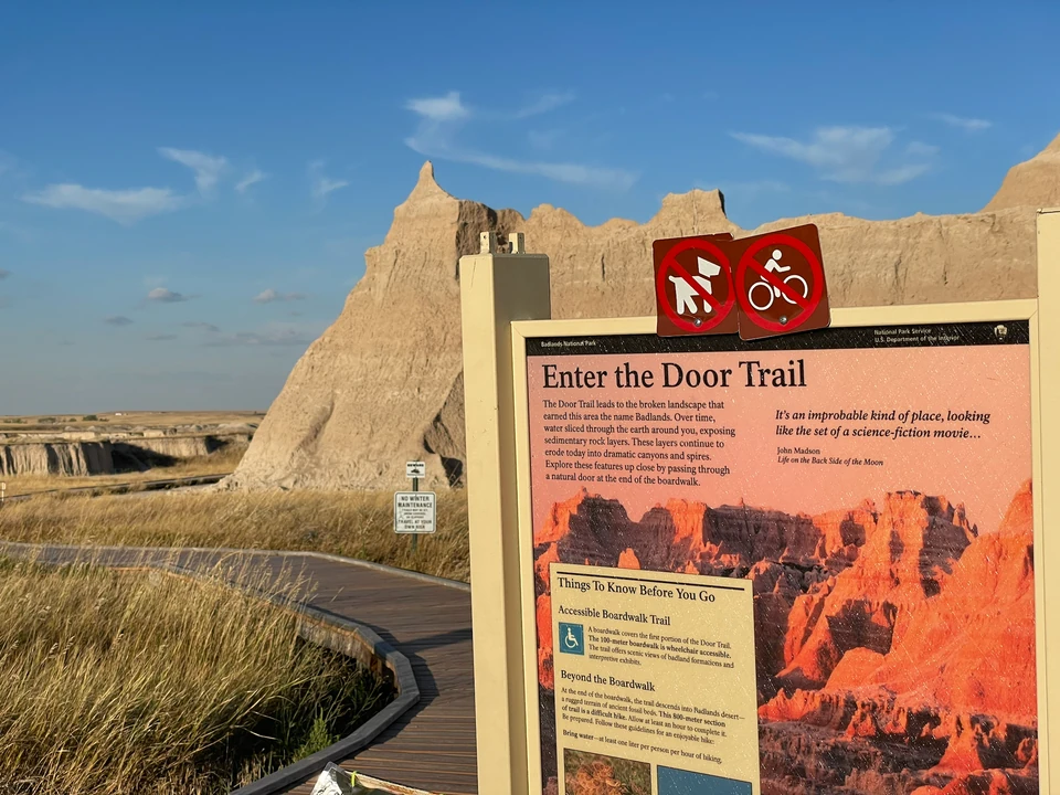 Informationstafel am Door Trail vor den Badlands-Felsen