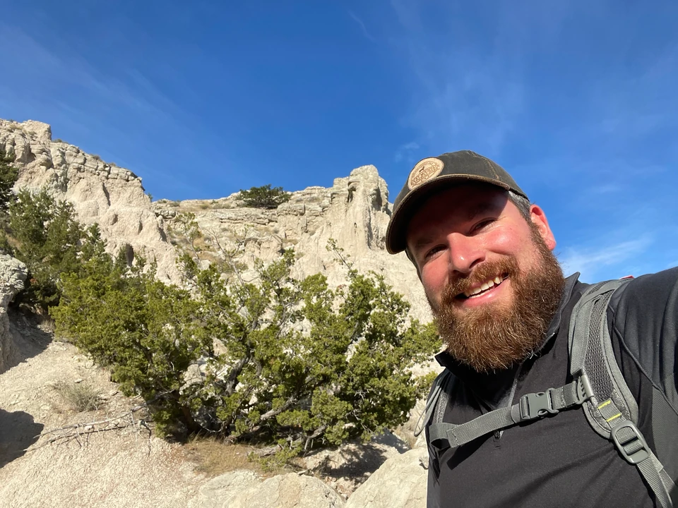 Tobias vor den hellen Felsformationen beim eigenen Badlands-Besuch