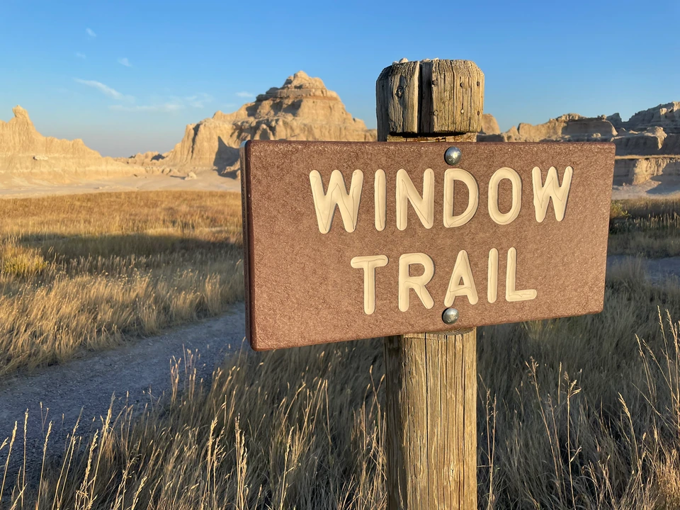 Brauner Wegweiser zum Window Trail in den Badlands