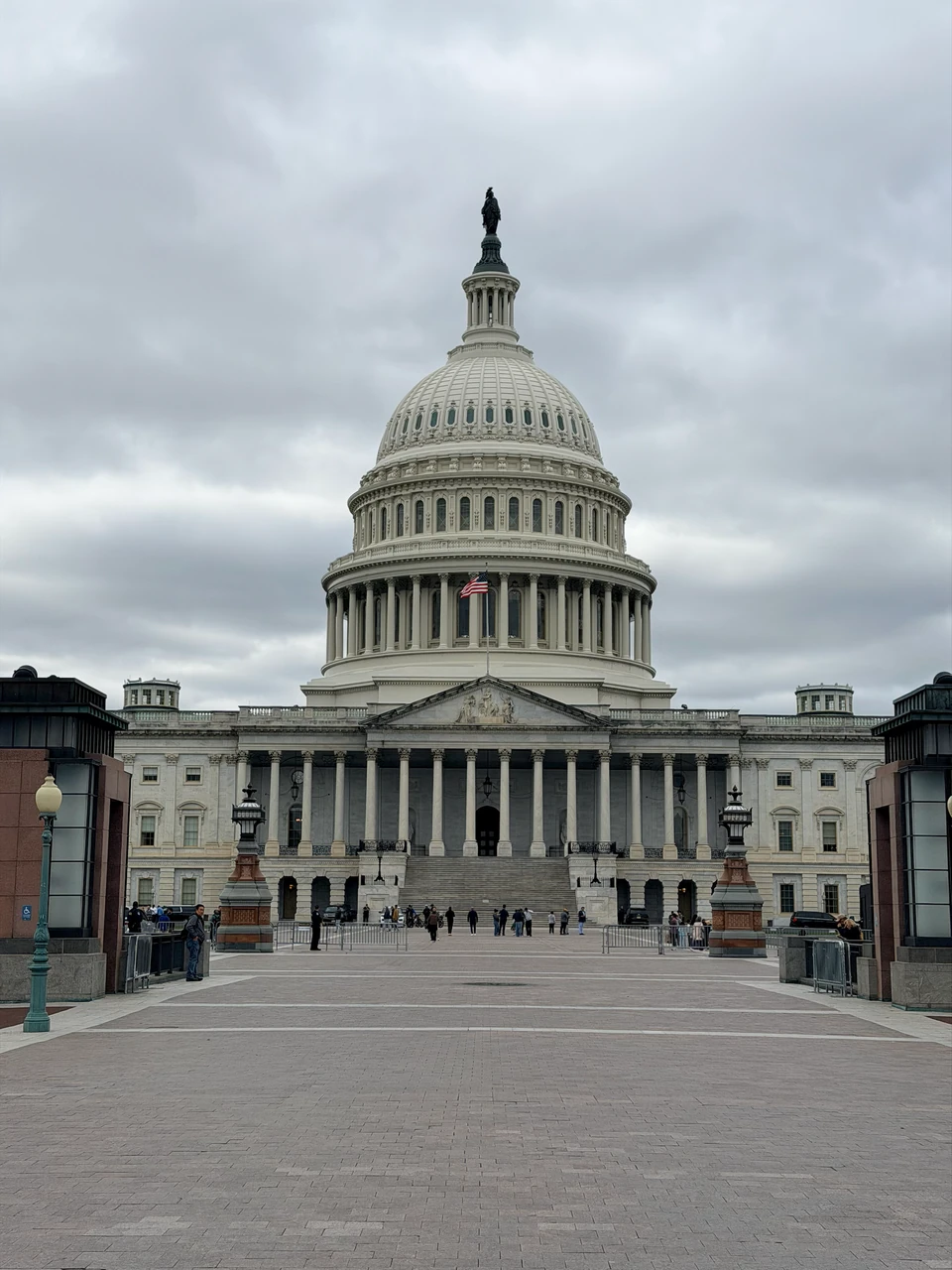 Kuppel und Säulenfront des U.S. Capitol über dem Vorplatz