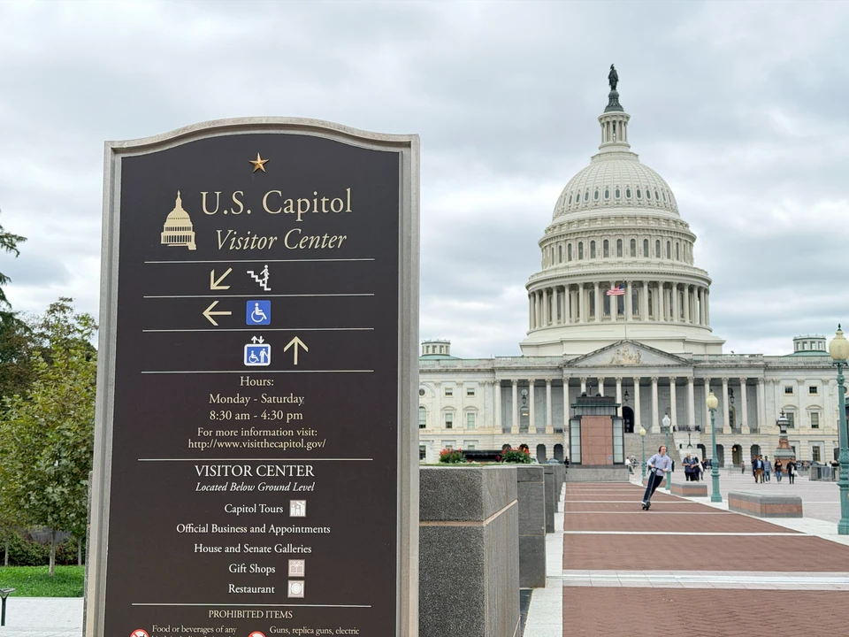 Wegweiser zum U.S. Capitol Visitor Center vor der Außenanlage