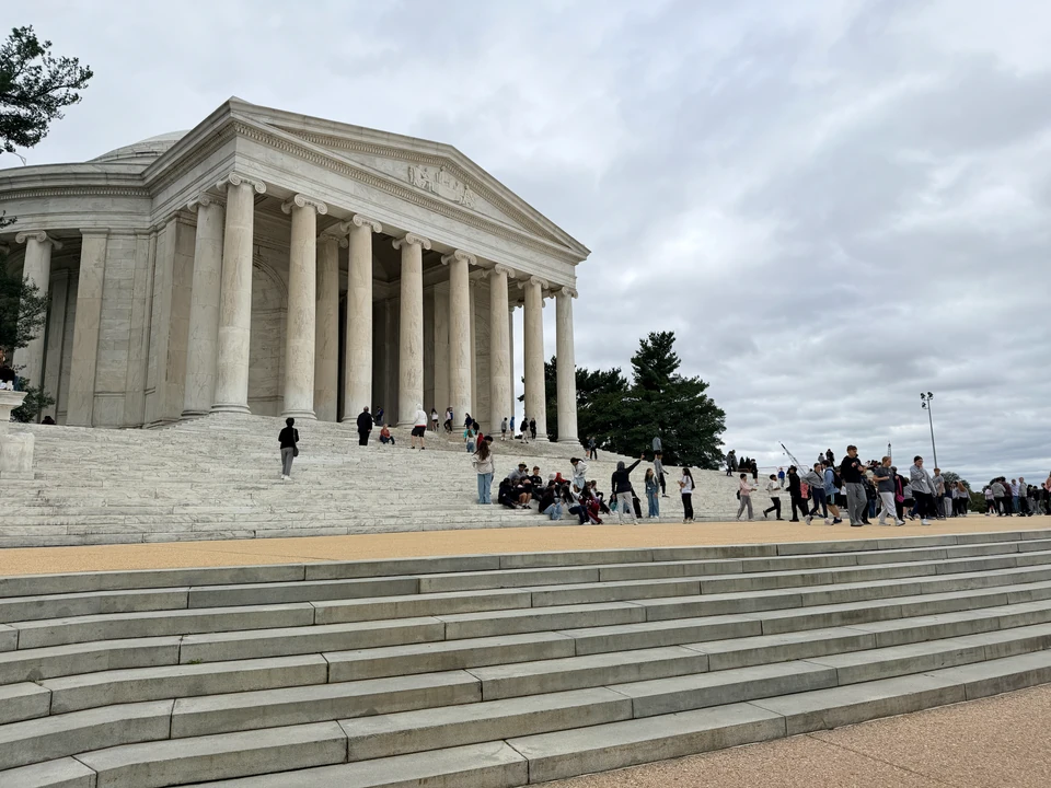 Breite Stufen und Säulen des Jefferson Memorial von außen