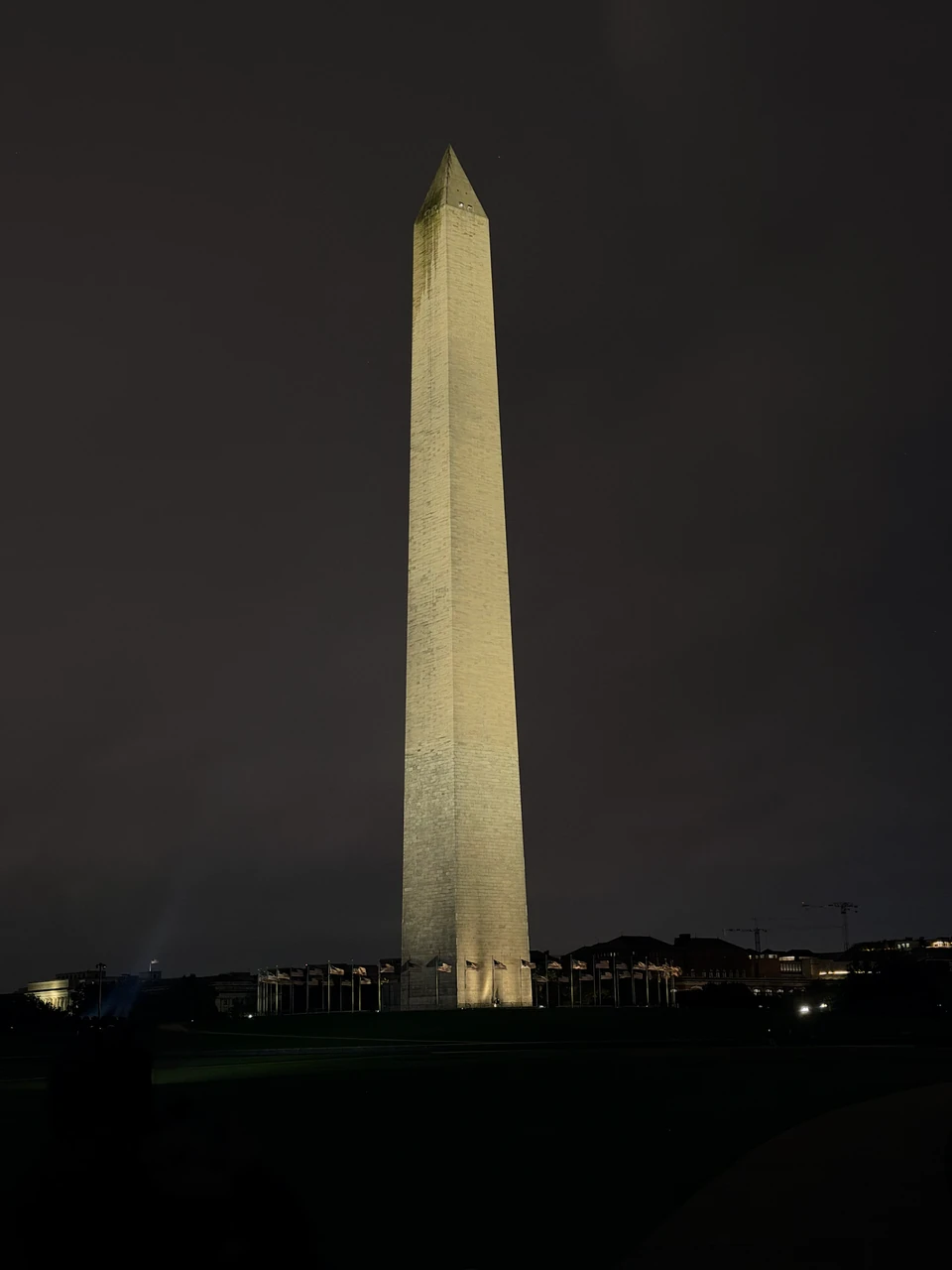 Beleuchtetes Washington Monument vor dem dunklen Himmel im Herbst 2025