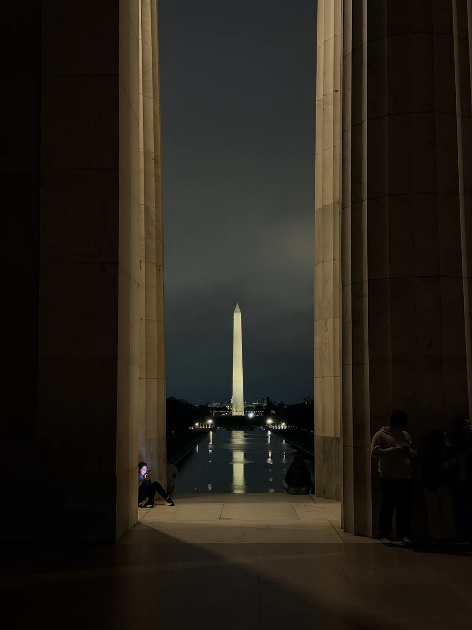 Washington Monument zwischen den Säulen des Lincoln Memorial bei Nacht im Herbst 2025