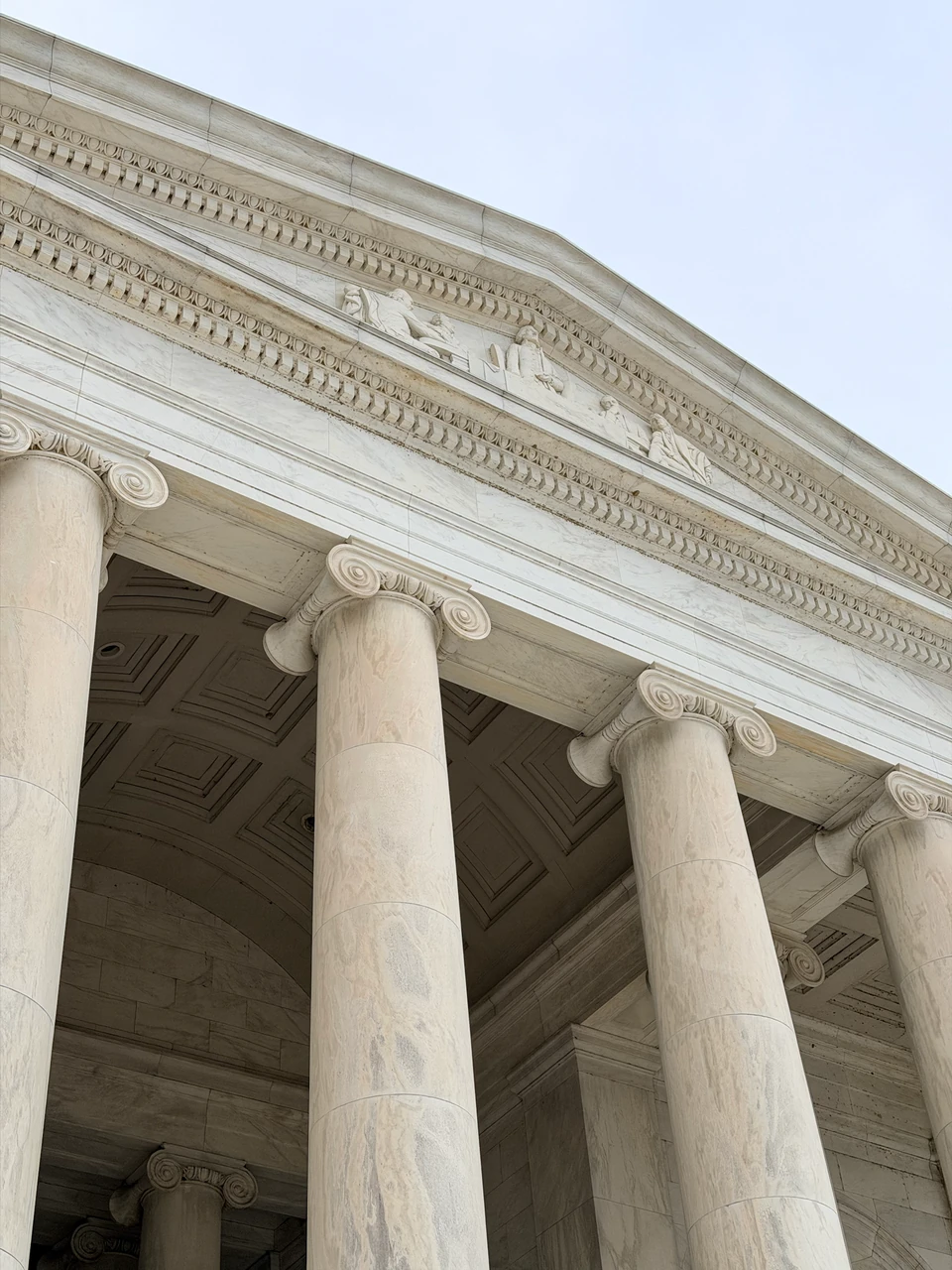 Säulen und steinernes Gebälk am Jefferson Memorial