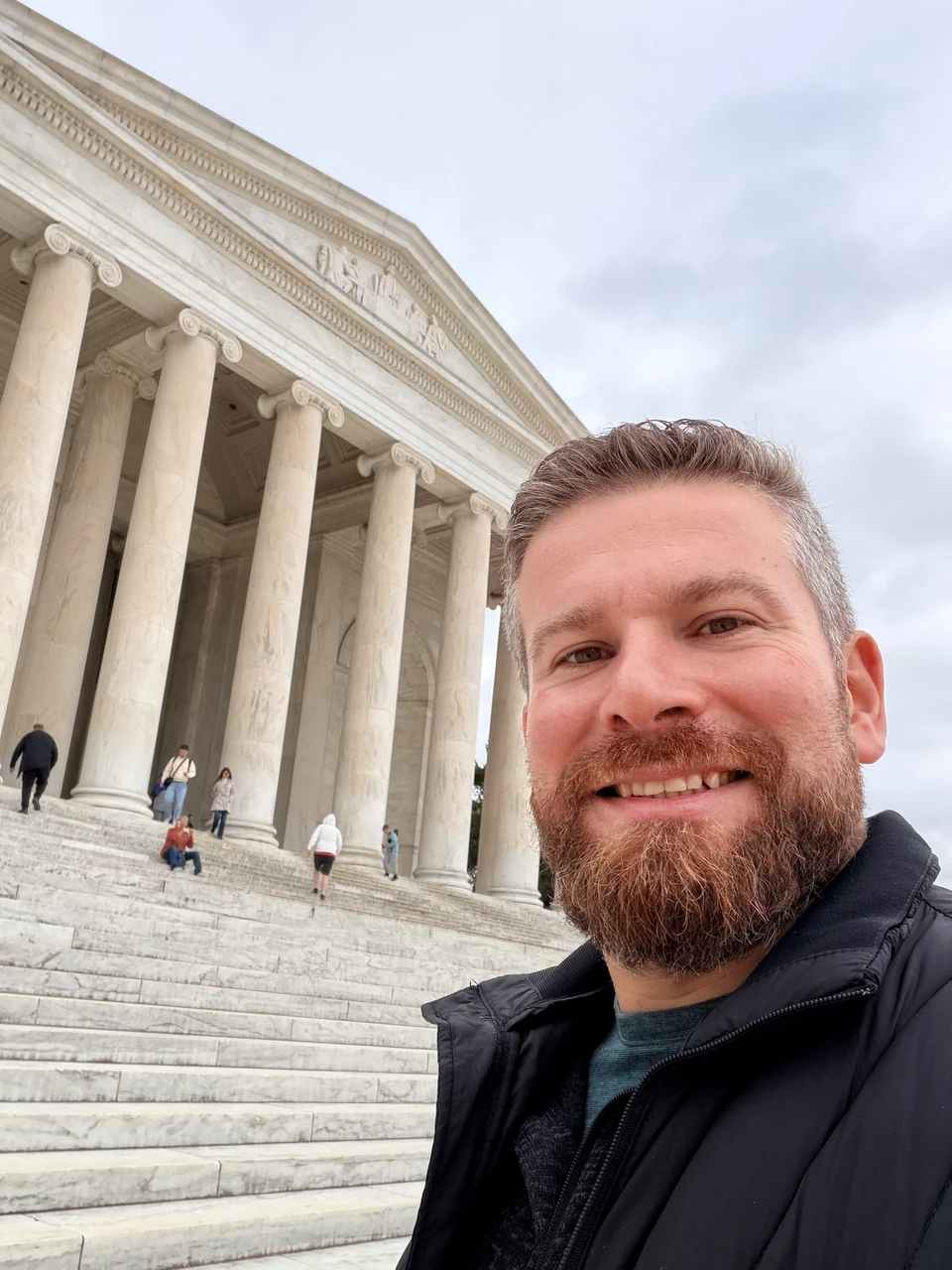 Tobias vor den Säulen des Jefferson Memorial