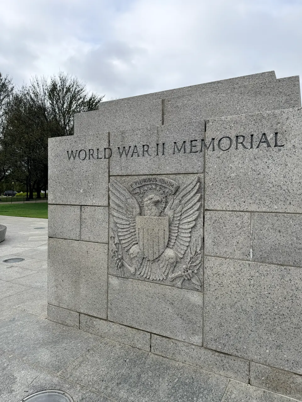 Steinerner Eingang mit der Inschrift World War II Memorial