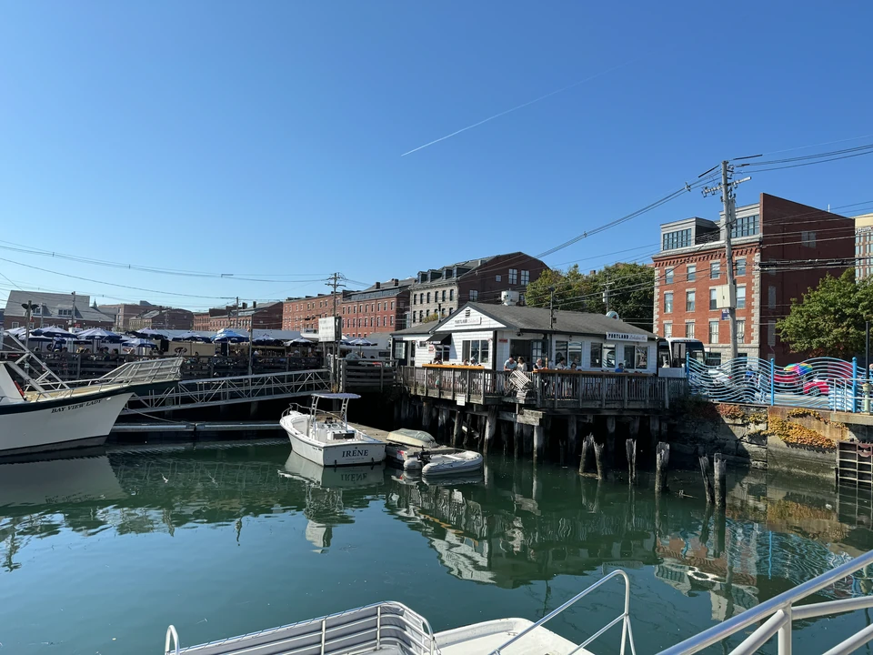 Hafenbecken mit Booten und Backsteingebäuden in Portland, Maine