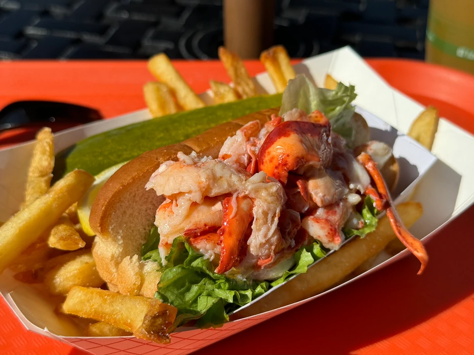 Lobster Roll mit Pommes auf einem Teller beim Besuch in Portland 2023