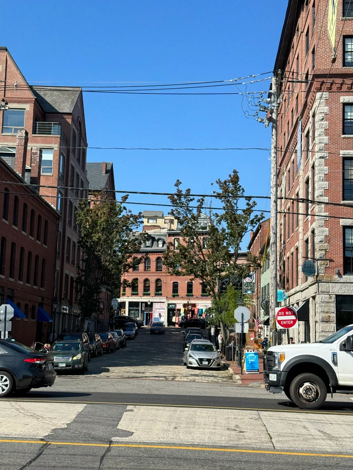 Schmale Gasse zwischen Backsteinfassaden im Old Port von Portland