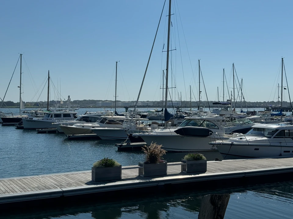 Segelboote und Stege an der Uferseite von Portland in Maine