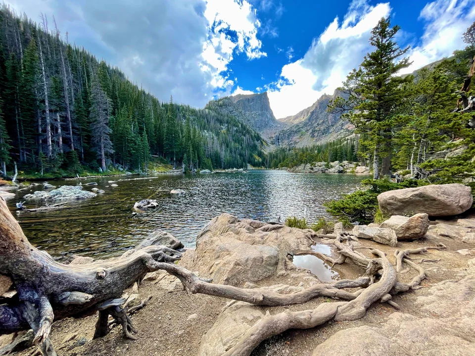 Dream Lake mit bewaldetem Ufer und felsigen Gipfeln im Hintergrund
