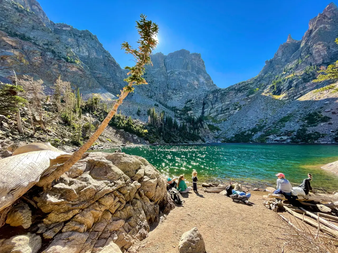 Grünblauer Emerald Lake unter steilen Felswänden im Rocky Mountain National Park