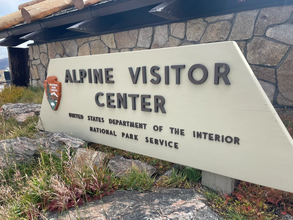 Schild des Alpine Visitor Center im Rocky Mountain National Park