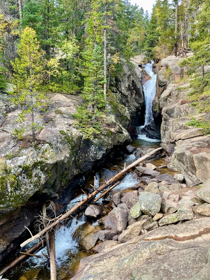 Chasm Falls mit Felsrinne und bewaldeten Hängen im Rocky Mountain National Park