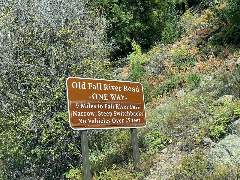 Beschilderung zur einspurigen Old Fall River Road beim Besuch im Herbst 2022