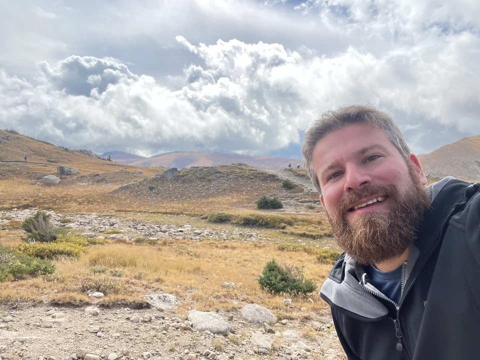Tobias vor der offenen Hochgebirgslandschaft im Rocky Mountain National Park