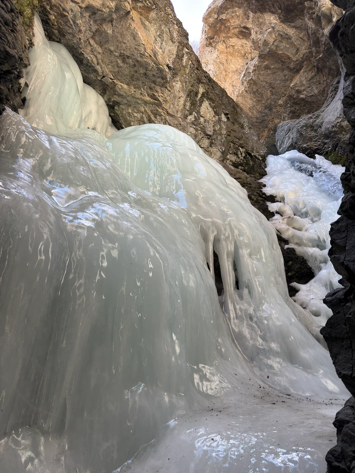 Wulstige helle Eisformationen am gefrorenen Wasserfall zwischen den Felswänden der Zapata Falls