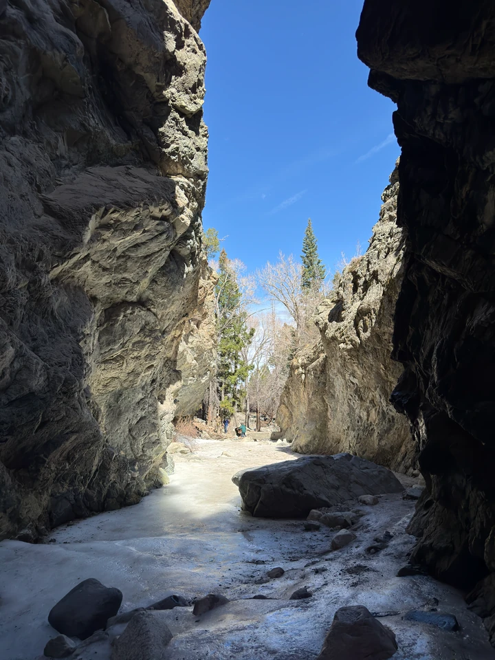 Blick aus der engen Zapata-Falls-Schlucht über Eis und Felsen zum blauen Himmel