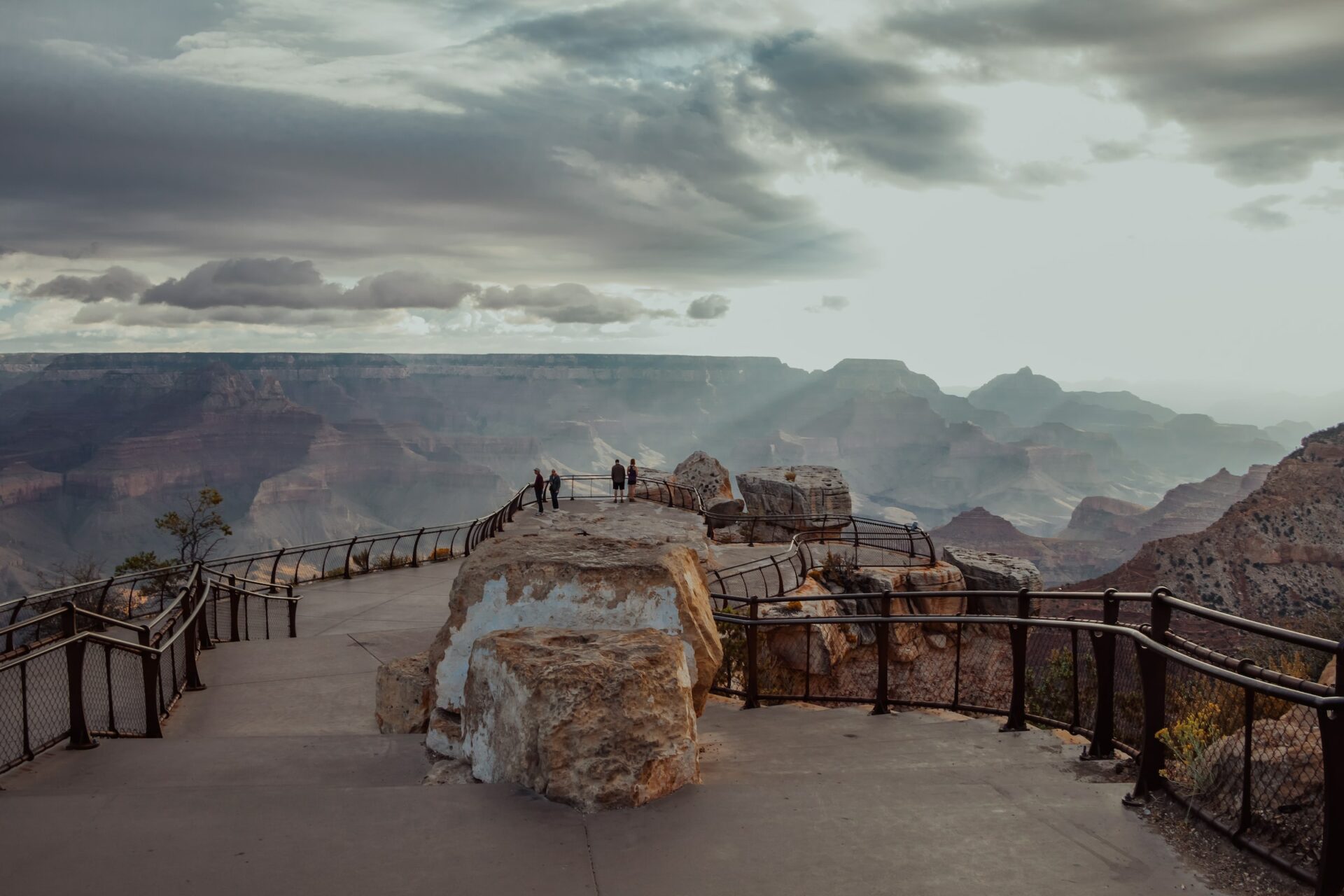 Besucher am South Rim mit weitem Blick in den Grand Canyon