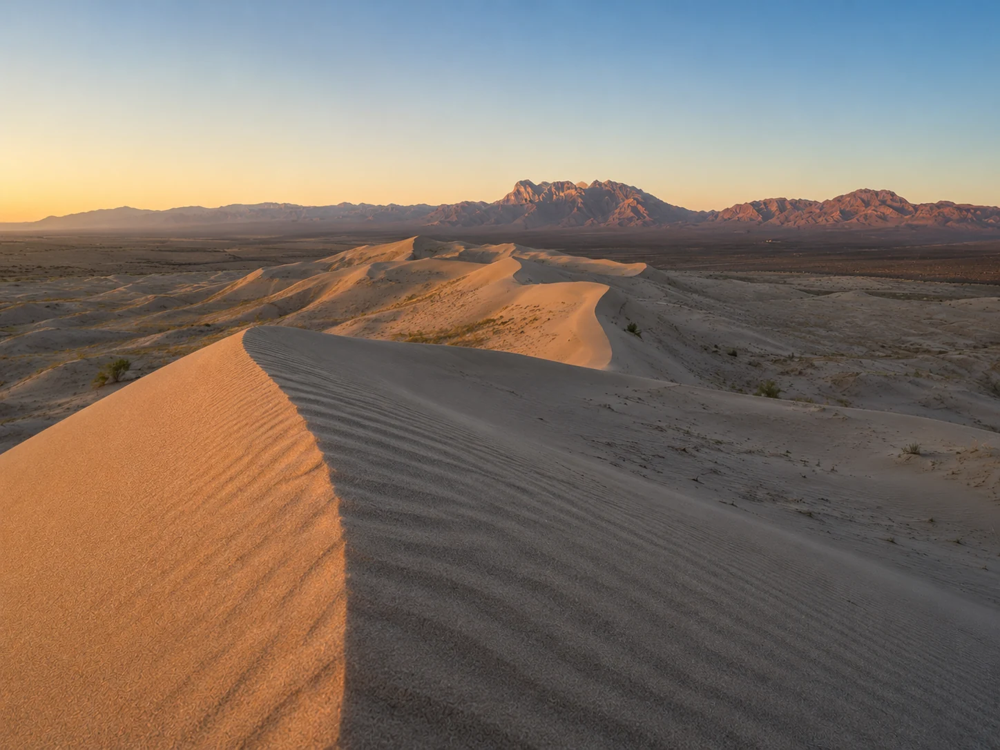 Kelso Dunes im warmen Morgenlicht vor den Bergen der Mojave-Wüste