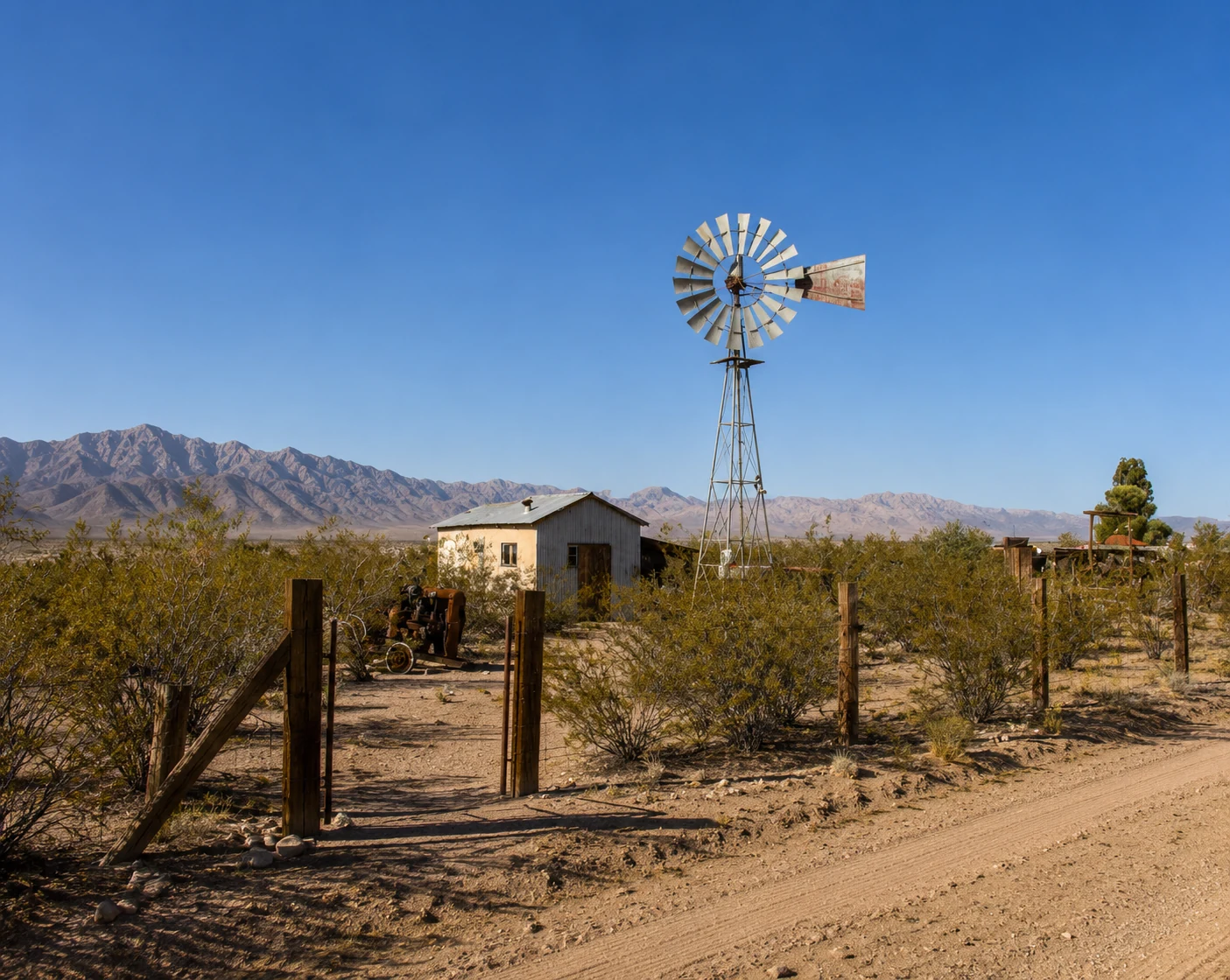 Historisches Windrad bei Goffs vor den Bergen der Mojave-Wüste