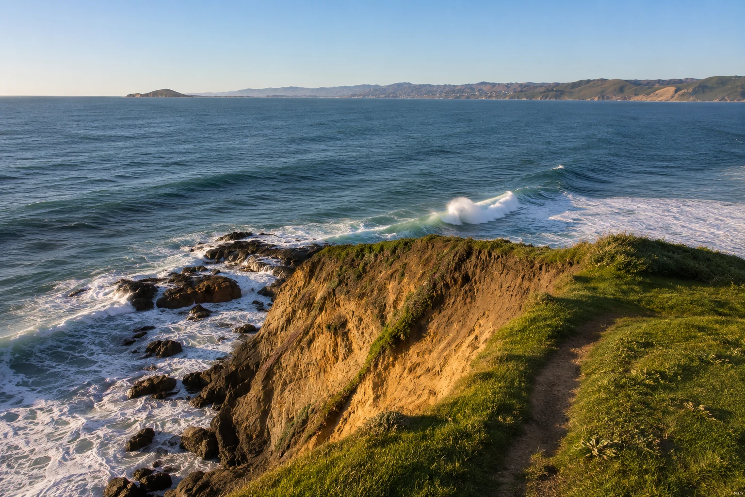 Grüne Klippen und Pazifikbrandung am Tomales Point in der Point Reyes National Seashore