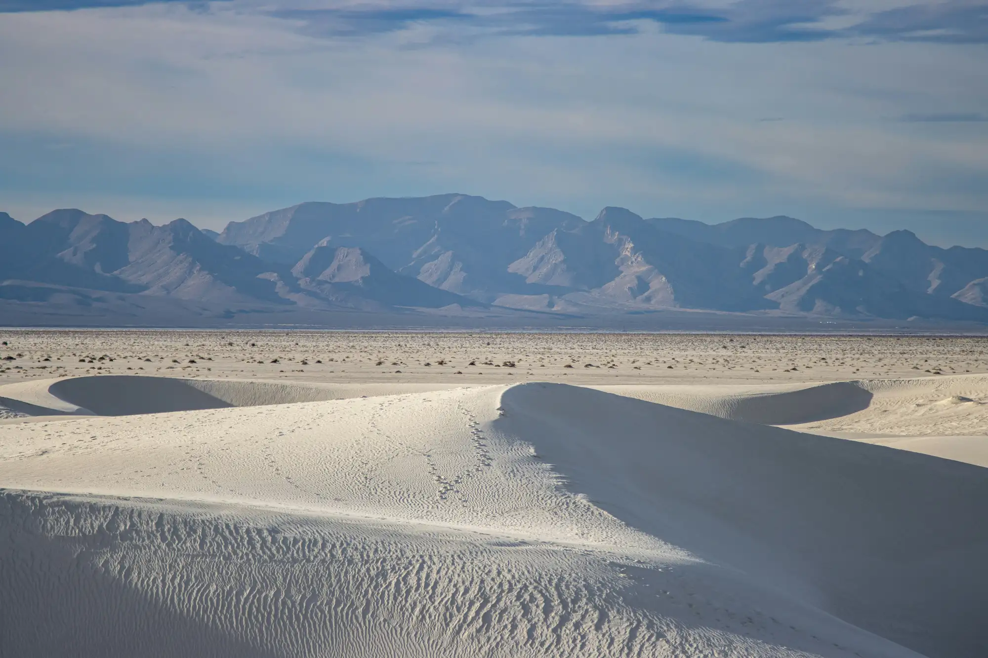 White Sands mit Duenenkante und Bergen