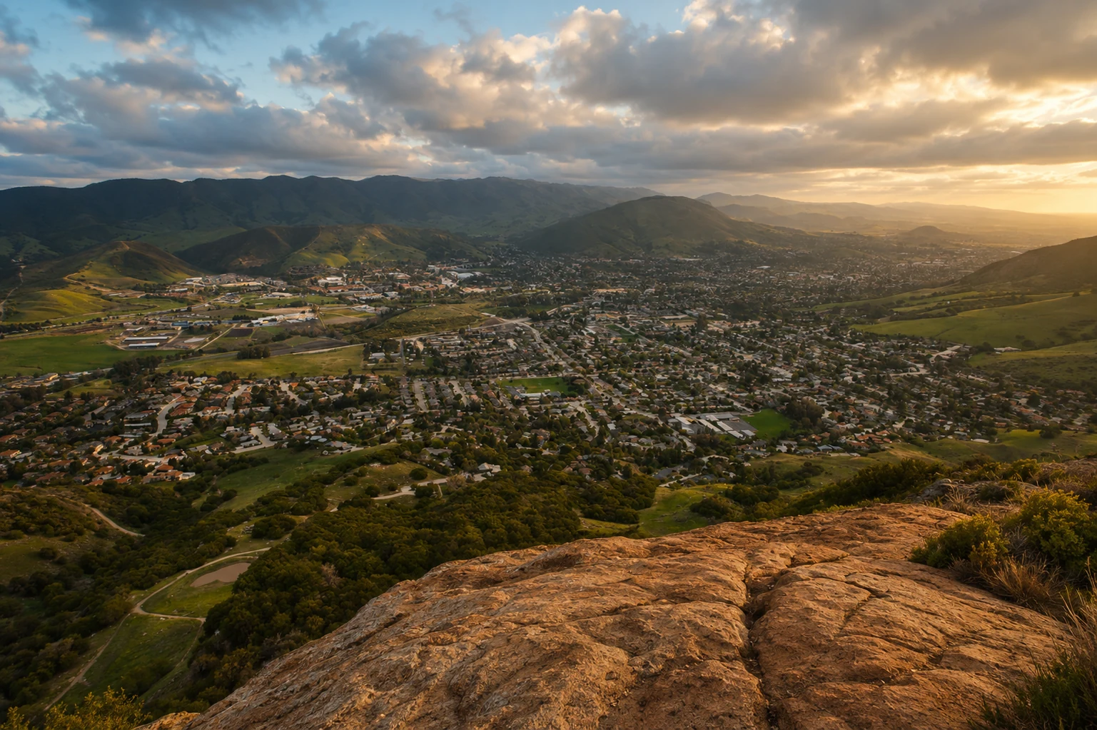 Panoramablick über San Luis Obispo und die grünen Hügel im warmen Abendlicht
