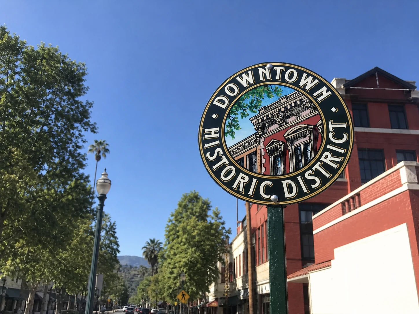 Schild des Historic District in Downtown San Luis Obispo vor historischen Gebäuden