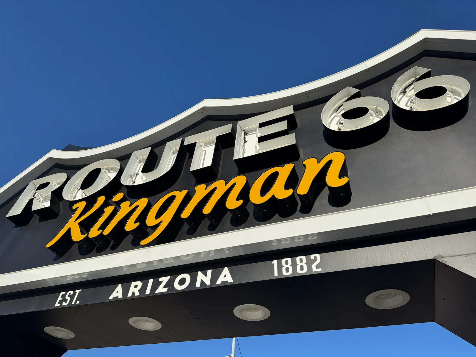Route-66-Schriftzug mit dem Ortsnamen Kingman