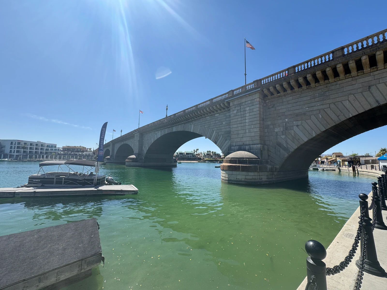 Steinbögen der London Bridge über dem Bridgewater Channel in Lake Havasu City