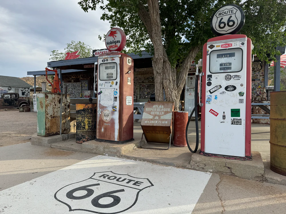 Alte Zapfsäulen vor dem Hackberry General Store an der Route 66