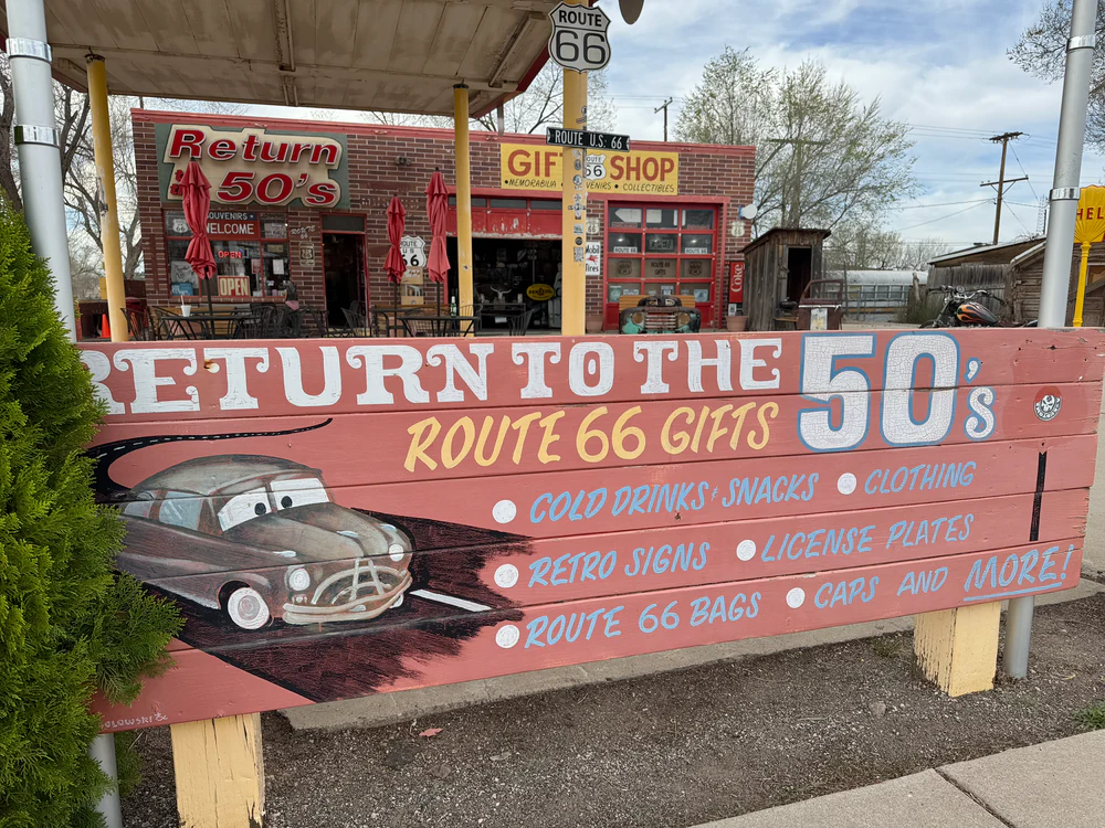 Return-to-the-50s-Fassade und Route-66-Schilder in Seligman