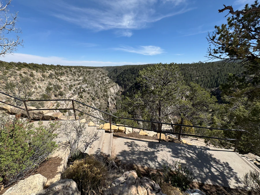 Aussicht und Geländer am Walnut Canyon National Monument
